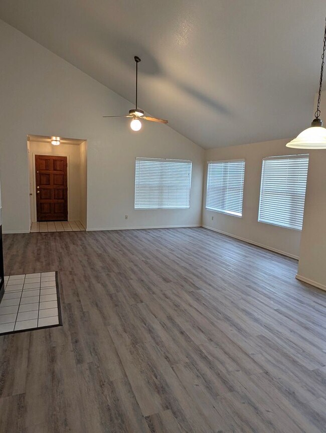 Foto del edificio - 2325 E Lakecrest Dr