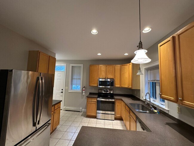 Foto del edificio - Beautiful Townhouse in NEW NORTH END Burlington 3BD/4BA