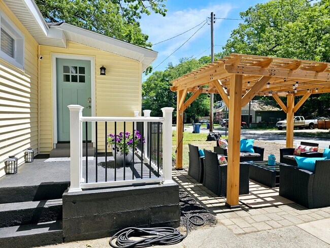 Foto del edificio - 3316 Lakeshore Dr