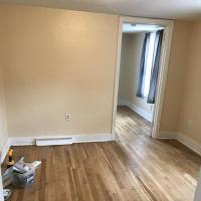 Building Photo - Small 2 Bedroom, 1 Bathroom 2nd Floor Apt ...