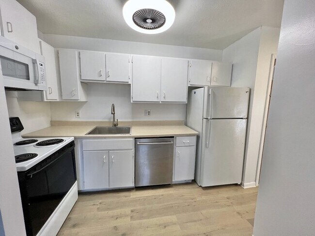 Building Photo - Affordable Remodeled Condo!