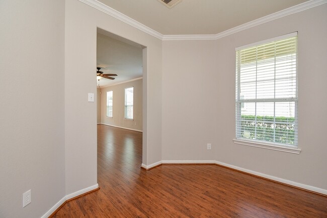 Building Photo - 16021 Summerville Lake Dr