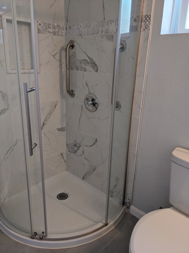 Building Photo - 768 Easton Ave