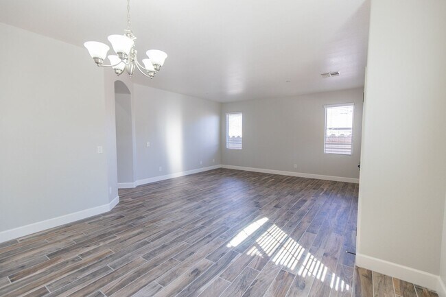 Building Photo - Beautiful upgraded single story with 4 bed...