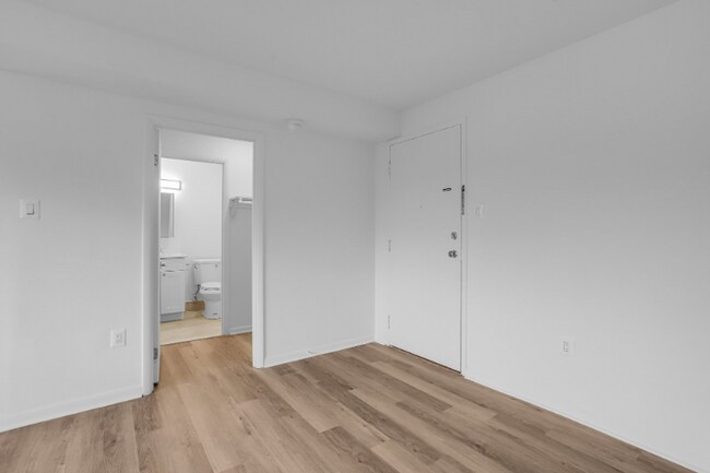 Foto del edificio - 4465 MacArthur Blvd NW