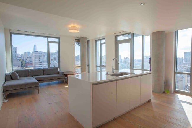Building Photo - 2BD/2BA Modern Condo w/ Abundant Natural L...