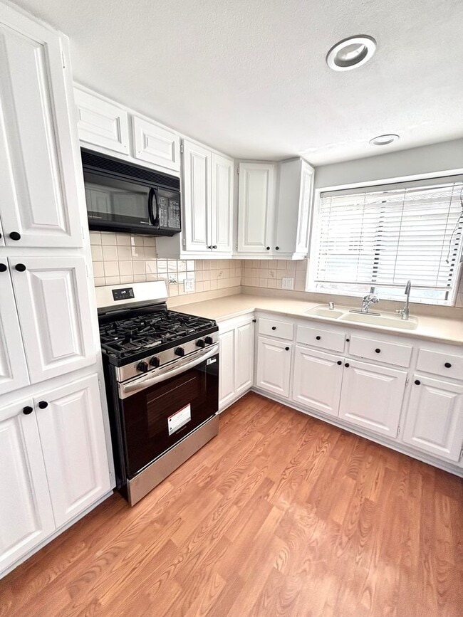 Building Photo - Spacious Private back house, W/D hookups, Garage, Walk-in closet