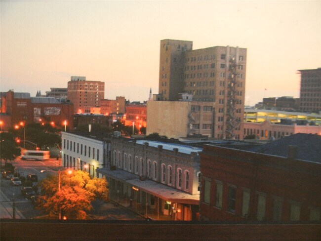 Building Photo - 100 20th St