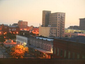 Building Photo - 100 20th St
