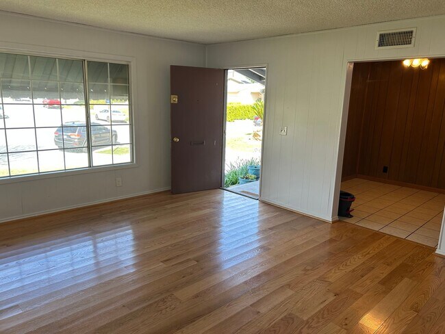 Foto del edificio - Charming Home with Sunroom & Spacious Backyard in Glendora