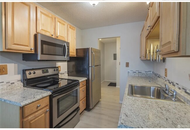 Building Photo - 10 S Cove Ave