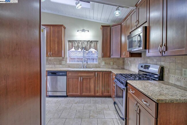Building Photo - 623 Pineview Dr