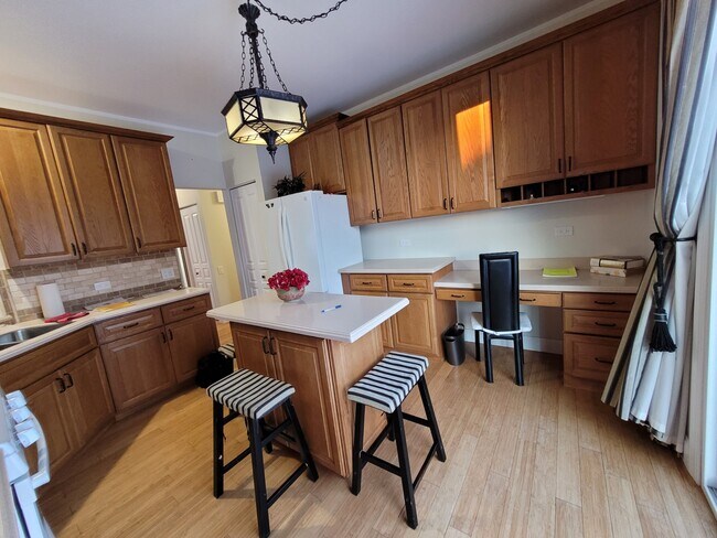 Building Photo - 2075 College Green Dr