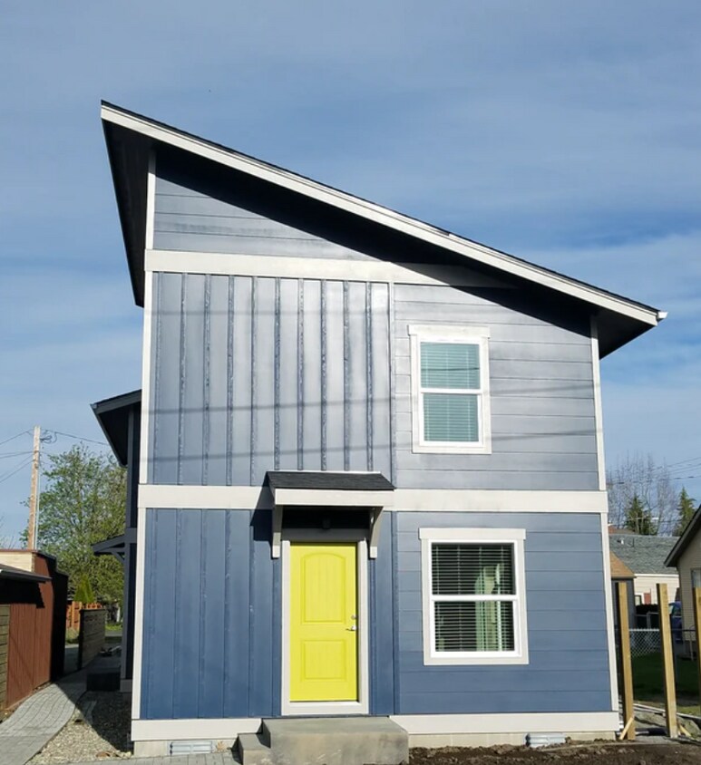 104 N Anacortes St, Burlington, WA 98233 Townhome Rentals in