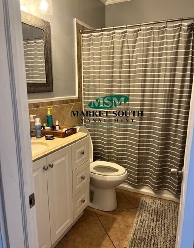 Building Photo - **APPLICATION PENDING**ADORABLE RENOVATED ...