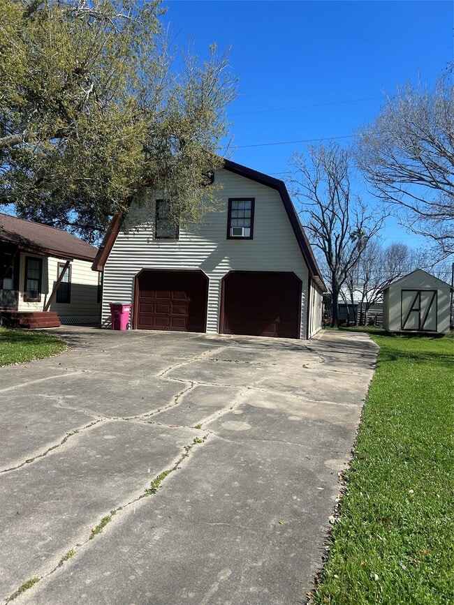 Building Photo - 1312 N Avenue R