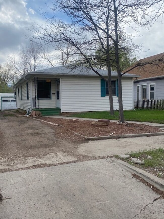 Building Photo - CHARMING 3 BED, 1 BATH HOME