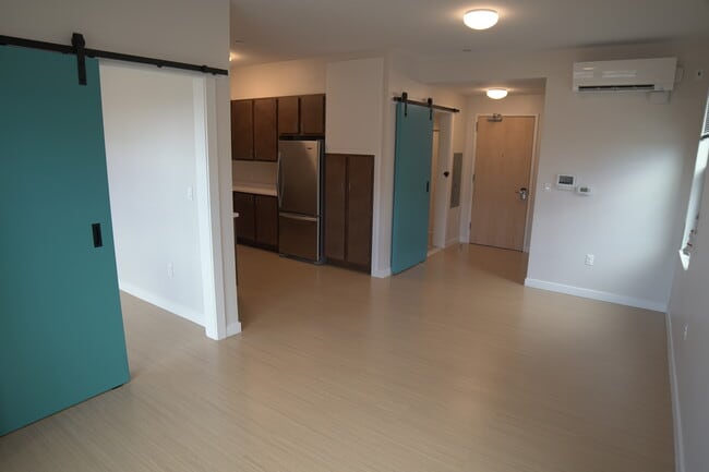 Building Photo - Live 155