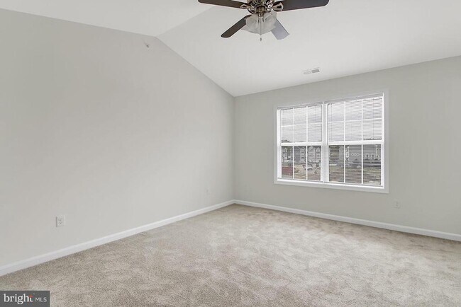 Foto del edificio - 127 BALSAM Ln