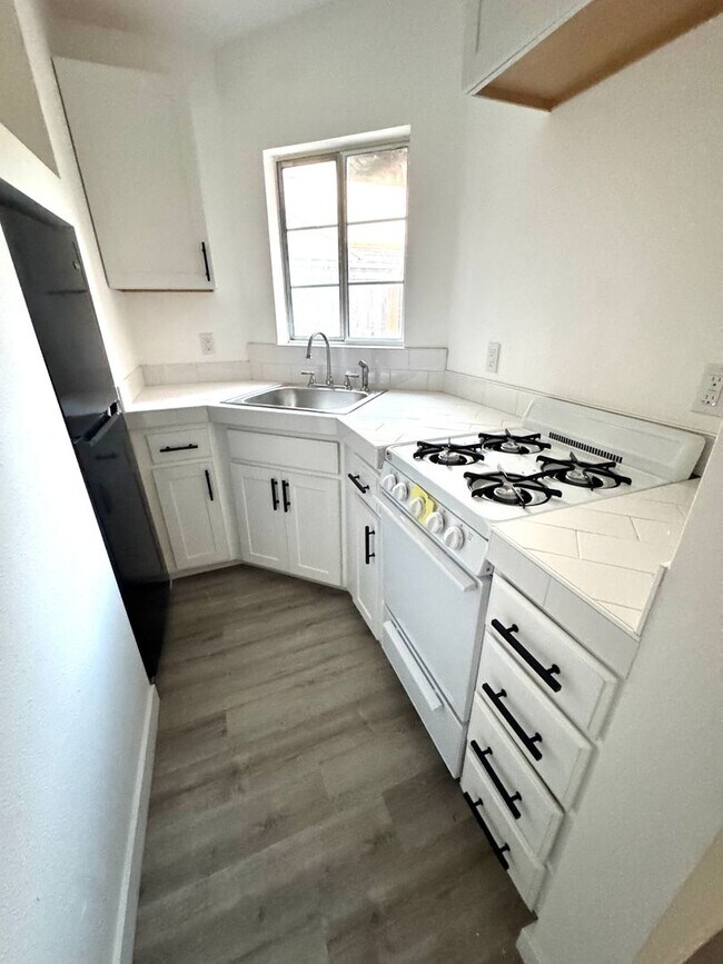 Building Photo - 3768-3768 1/2 Sheldon Dr