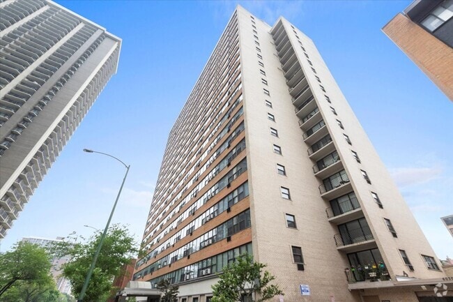 Building Photo - 6030 N Sheridan Rd