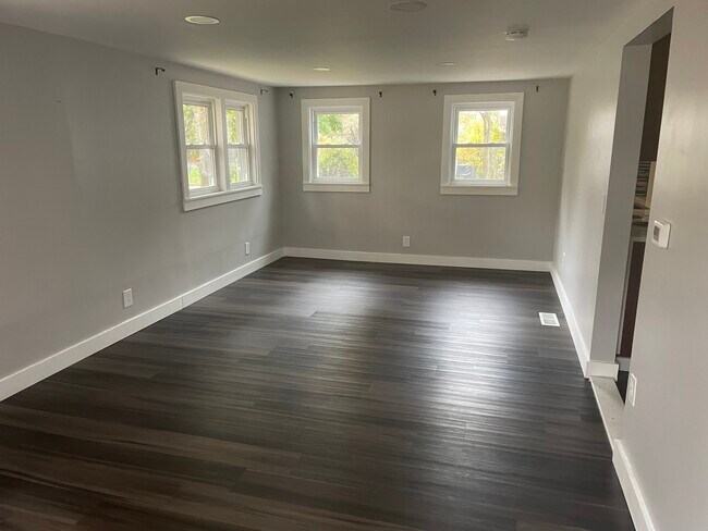 Building Photo - 551 Silver Sands Rd