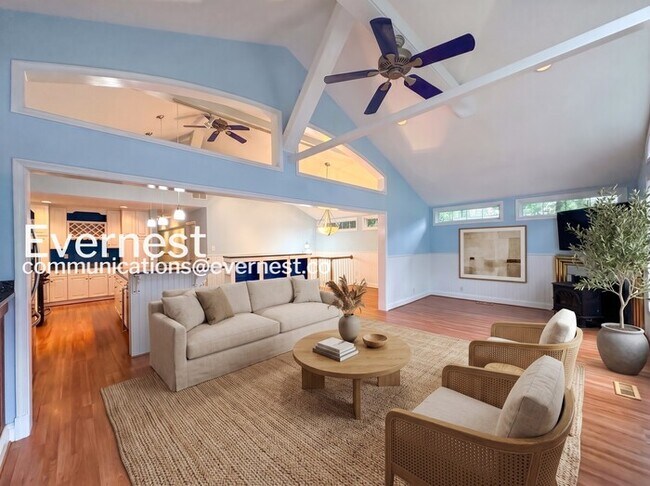 Building Photo - Beautiful 4 Bed/3.5 Bath Home with Carport / Pet-Friendly / Available Now!