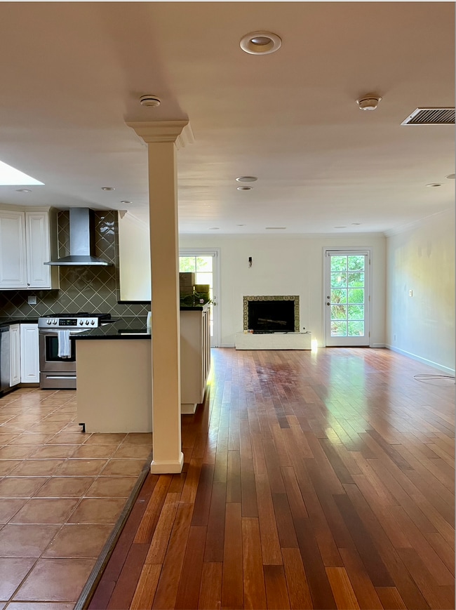 Building Photo - 1622 N Sierra Bonita Ave