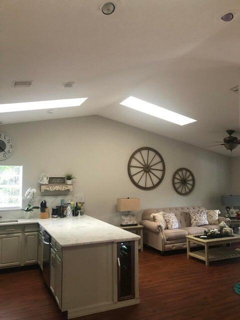 Foto del edificio - 590 Juniper Pl