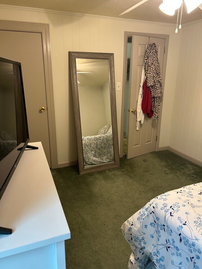 Bedroom - 26 W High St