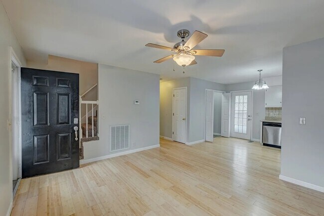 Foto del edificio - CUTE 3 bed 2 bath, feels like home! w/fenc...