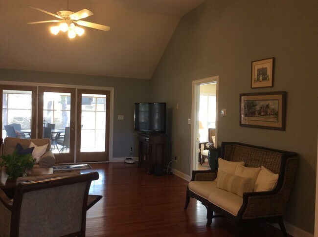 Foto del edificio - Grand 4 Bedroom Home in Sought After Hunte...
