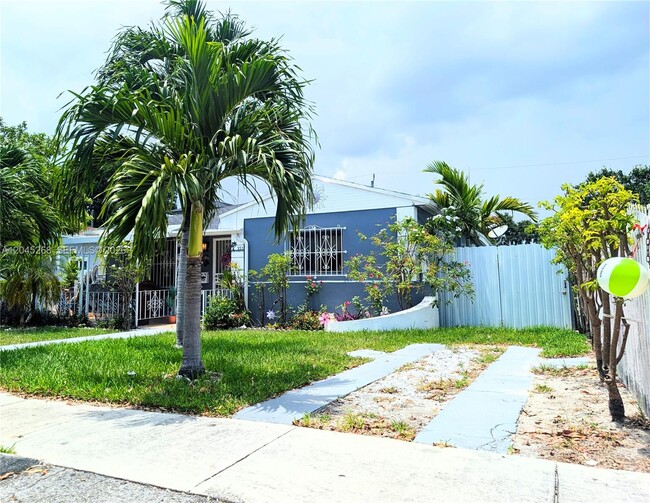 Foto del edificio - 351 E 5th St