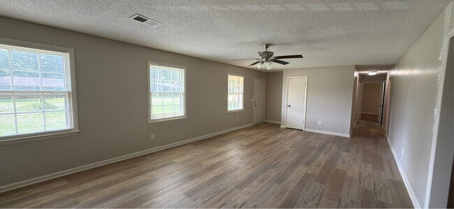 Building Photo - 112 Tres Dr