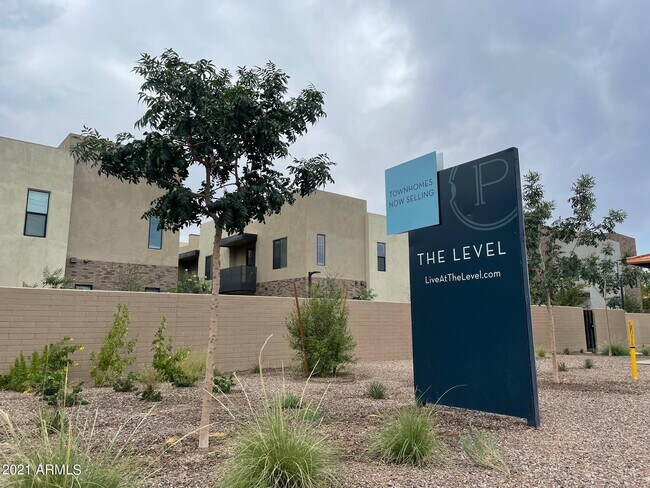 Building Photo - 901 S Smith Rd