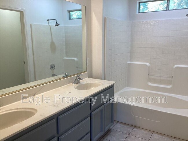 Building Photo - 9400 Fox Den Ct