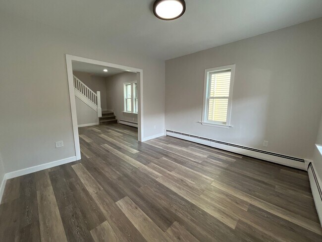 Foto del edificio - Freshly updated 3-bedroom, 1-bath twin hom...