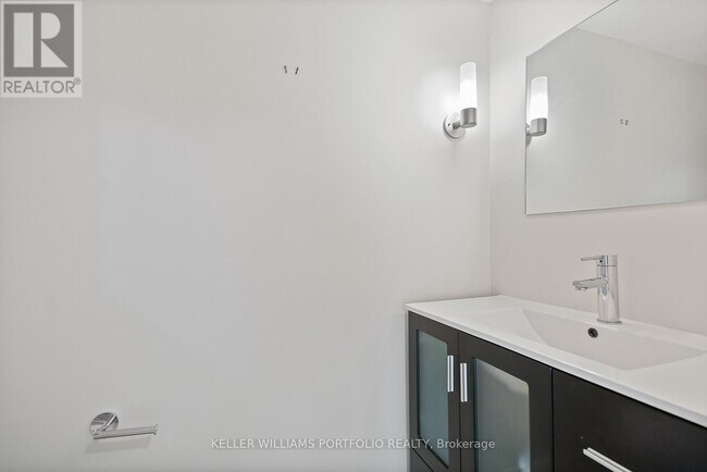 Photo du bâtiment - 705-4k Spadina Ave.