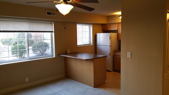 Building Photo - 1 bedroom, 1 bath upscale condo near UIHC ...