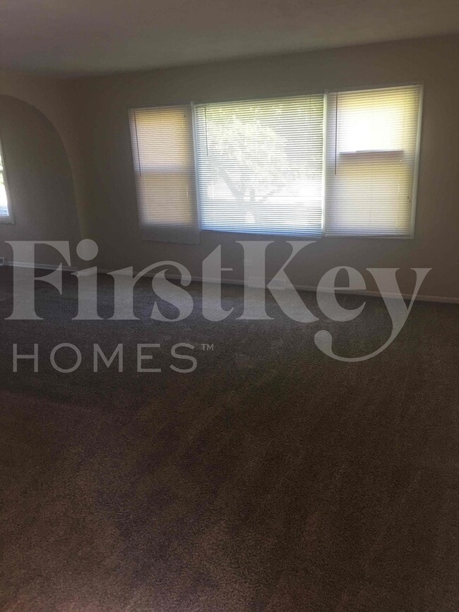 Building Photo - 410 S Villa Ave