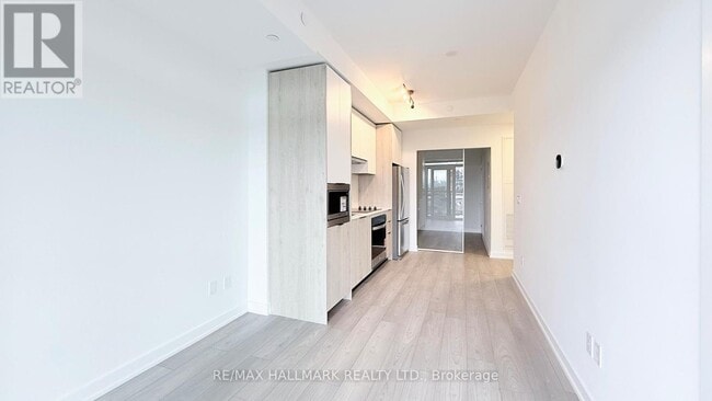 Building Photo - 1007 The Queensway