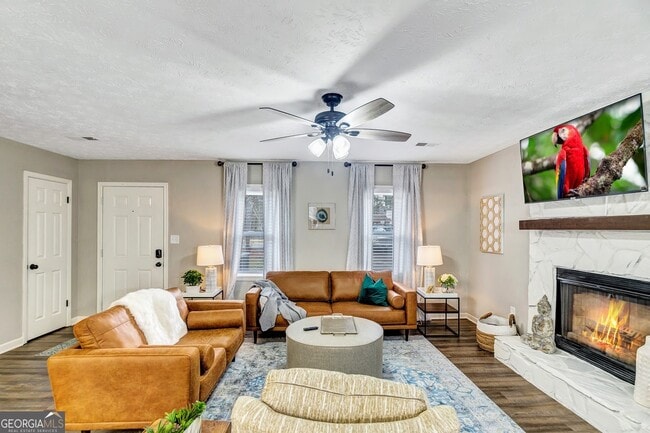 Building Photo - 3017 Valley View Dr