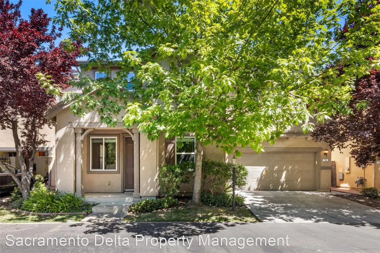 Foto principal - 3 br, 2.5 bath House - 10 Amagansett Place
