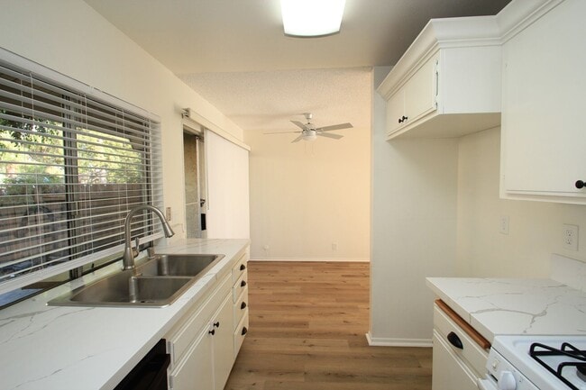 Foto del edificio - For Rent: Upgraded 3-Bedroom Condo in Todd...