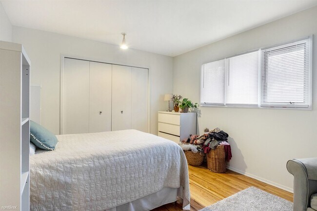 Building Photo - 3 br, 2.5 bath House - 2531 Esch Ave