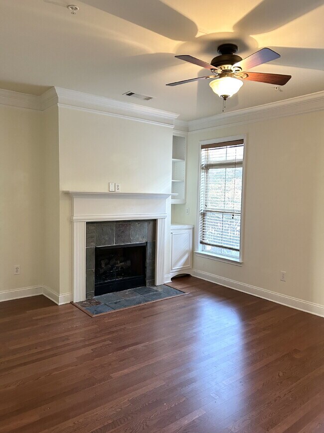 Building Photo - Modern 1-Bed Townhome Near Perimeter Mall ...