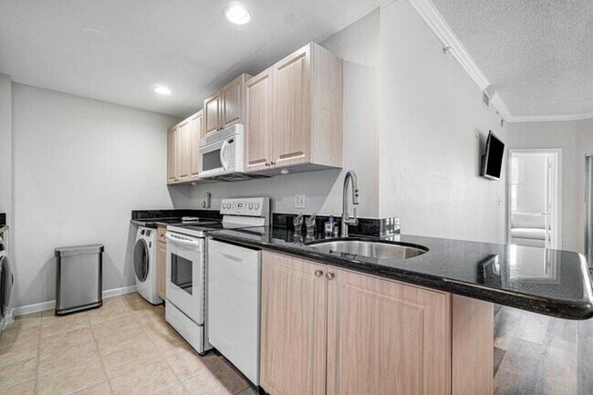 Building Photo - 2040 Greenview Shores Blvd