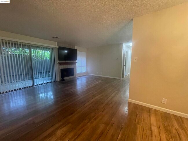 Foto del edificio - 2400 Sunny Ln