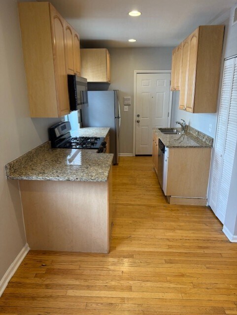 Foto del edificio - 4946 N Harding Ave