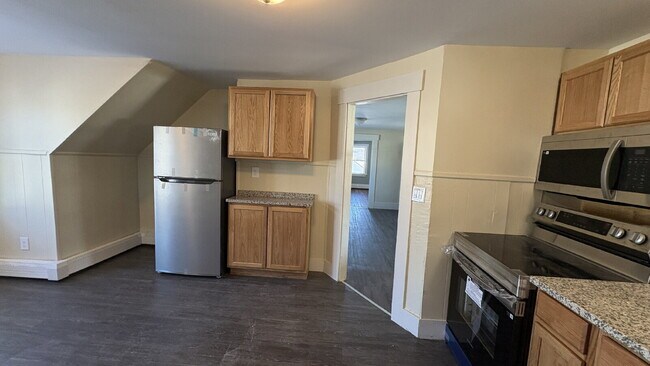 Building Photo - 4 Bed, 1 Bath, plus Bonus Room in Rochester!